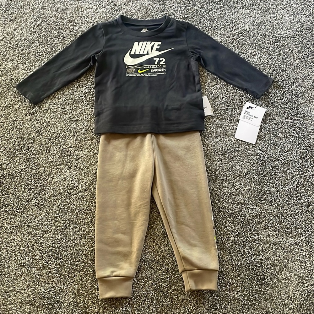 NEW! NIKE 2-PIECE LONG SLEEVE T-SHIRT & SWEATPANTS SET. SIZE 18 MONTHS. BOYS.